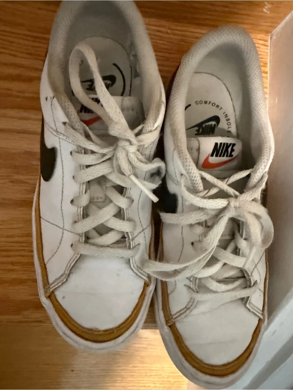 Nike kids  court legacy White Low-Top Sneakers with Black Swoosh and Brown Trim